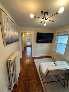 sala de estar con sofá y ventilador de techo en The Yellow Door 3-bedroom downtown near VT&RU, en Radford