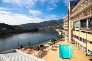 vistas al río desde el balcón de un edificio en Hotel Regua Douro en Peso da Régua