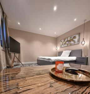 - une chambre avec un lit, une table et une télévision dans l'établissement JPP 1- Zimmer Apartment in Hamburg Farmsen Berne SELF CHECK-IN, à Hambourg