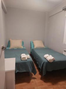 two beds sitting next to each other in a room at Apartamento Zaragoza Plaza Europa in Zaragoza