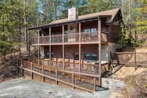 una gran casa de madera en el bosque en The Sly Fox - Recently Updated/ Ideal PF Location, en Pigeon Forge