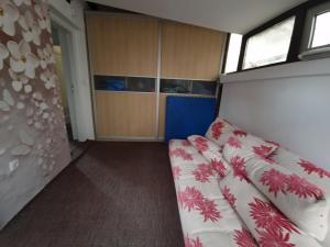 um pequeno quarto com uma cama e uma janela em BASCARSIJA house em Sarajevo