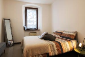 1 dormitorio con cama con almohada en Aosta Maison Forum, en Aosta