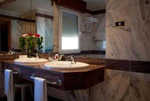 A bathroom at Zenit Dos Infantas