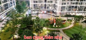 eine Draufsicht auf einen Innenhof in einem Gebäude in der Unterkunft NK#Homestay#Vinhomes#Oceanpark#2PN#C22 in Gia Lâm Pho + 5 Fotos