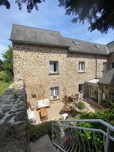 Cette maison en pierre dispose d'une terrasse. dans l'établissement Demeures & Châteaux - Hôtel De La Porte Saint-Malo, à Dinan