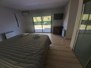 1 dormitorio con 1 cama con 2 toallas en Casasanisidrosr en San Rafael