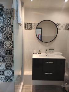 a bathroom with a sink and a mirror at Le Pavillon Saint-Martin in Souillac