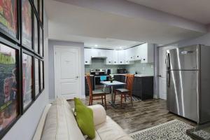 Кухня или мини-кухня в Pearson airport and Toronto cozy stay - 2 bedroom
