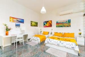 ein weißes Schlafzimmer mit 2 Betten und einem Schreibtisch in der Unterkunft Museo Filangieri Apartment-Suite in Neapel
