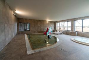 Bazén v ubytovaní Apartament Dziwnów Sagaris Spa alebo v jeho blízkosti