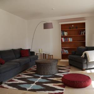 sala de estar con sofá y alfombra en Gutshof Ferienwohnung in Seenähe en Dießen am Ammersee