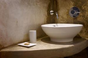 a bathroom with a white bowl sink on a counter at O Remoinho in Ericeira