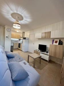uma sala de estar com uma cama e uma cozinha em Superbe appartement - DABNB em Limoges