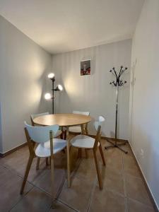 a dining room with a wooden table and chairs at Superbe appartement - DABNB in Limoges