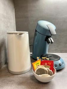 eine Kaffeemaschine, eine Schüssel Brot und einen Mixer in der Unterkunft Superbe appartement - DABNB in Limoges