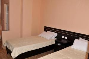 Postel nebo postele na pokoji v ubytování Garden Hotel