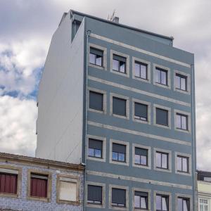 ein Gebäude mit vielen Fenstern an der Seite in der Unterkunft ORM - São Lazaro Apartment in Porto