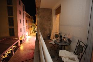 een balkon met een tafel en stoelen in een gebouw bij Vincent apt. in old town centre in Zadar