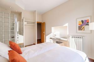 Posteľ alebo postele v izbe v ubytovaní Market Square 2 bedrooms 2 baths AC private garage
