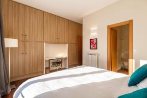 Posteľ alebo postele v izbe v ubytovaní Market Square 2 bedrooms 2 baths AC private garage