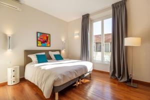 Posteľ alebo postele v izbe v ubytovaní Market Square 2 bedrooms 2 baths AC private garage