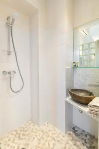 Kúpeľňa v ubytovaní Market Square 2 bedrooms 2 baths AC private garage