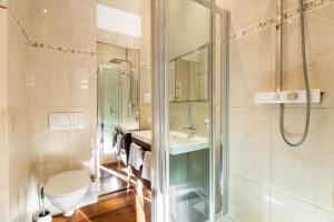 Kúpeľňa v ubytovaní Market Square 2 bedrooms 2 baths AC private garage + 8 fotografií