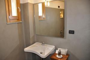 un lavandino bianco in un bagno con uno specchio di Hotel Sud Ovest a Sestriere