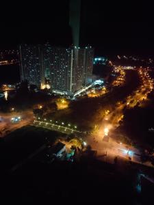 - une vue sur la ville la nuit avec des lumières dans l'établissement Amore Apartment, à Kalisari