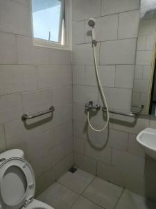 La salle de bains est pourvue d'une douche, de toilettes et d'un lavabo. dans l'établissement Amore Apartment, à Kalisari