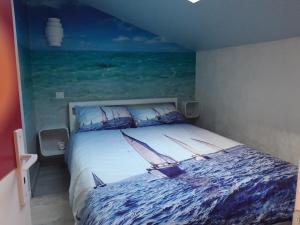 - une chambre avec un lit orné d'une peinture sur l'océan dans l'établissement belle Chambre avec sa salle de bain privée, à Marseillan