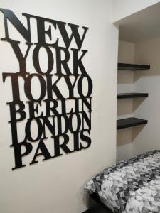 - une chambre avec une grande peinture noire sur le mur dans l'établissement Amore Apartment, à Kalisari