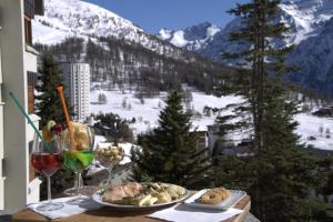 Vista generica sulle montagne o vista sulle montagne dall'interno dell'hotel