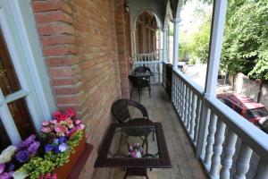 un porche con flores y un espejo en el balcón en Cozy Apartment, en Tiflis
