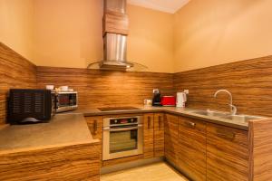 Een keuken of kitchenette bij Central Park Residence
