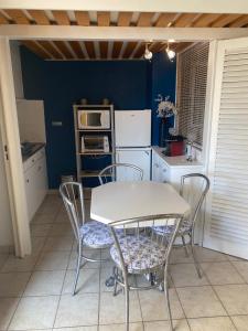 Cuisine ou kitchenette dans l'établissement Joli appartement mezzanine avec parking et wifi La Roquille