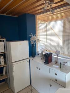 Cuisine ou kitchenette dans l'établissement Joli appartement mezzanine avec parking et wifi La Roquille
