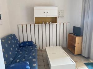 Un ou plusieurs lits dans un hébergement de l'établissement Joli appartement mezzanine avec parking et wifi La Roquille