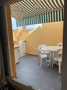 Photo de la galerie de l'établissement Joli appartement mezzanine avec parking et wifi La Roquille, au Cap d'Agde