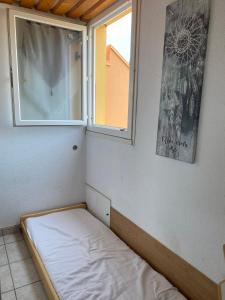Un ou plusieurs lits dans un hébergement de l'établissement Joli appartement mezzanine avec parking et wifi La Roquille