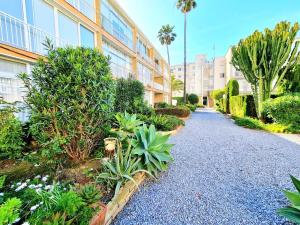A garden outside A un paso de la playa con piscina privada