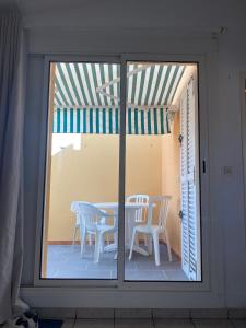 Balcon ou terrasse dans l'établissement Joli appartement mezzanine avec parking et wifi La Roquille