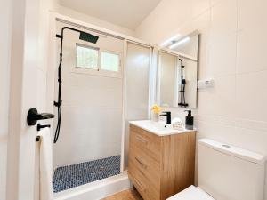 A bathroom at A un paso de la playa con piscina privada Még 37 kép