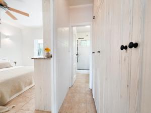 A bed or beds in a room at A un paso de la playa con piscina privada