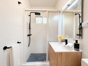 A bathroom at A un paso de la playa con piscina privada