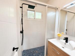 A bathroom at A un paso de la playa con piscina privada