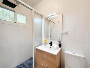 A bathroom at A un paso de la playa con piscina privada
