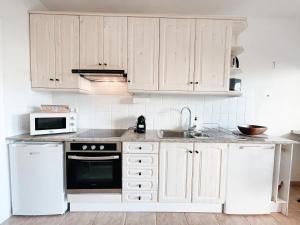 A kitchen or kitchenette at A un paso de la playa con piscina privada