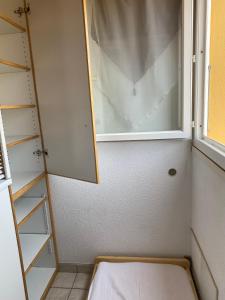 Photo de la galerie de l'établissement Joli appartement mezzanine avec parking et wifi La Roquille, au Cap d'Agde